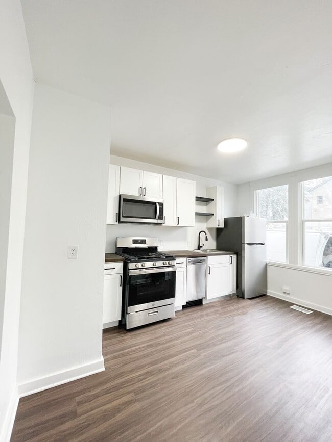 Building Photo - 709-711 Industry St