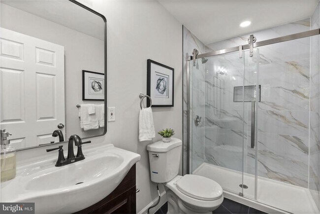 Building Photo - 518 N Lakewood Ave