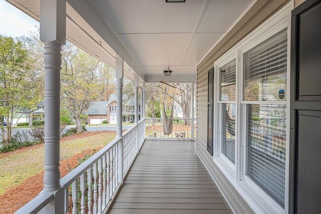 Building Photo - NW Large Updated Home! LR, DR, Den, FP, Ha...