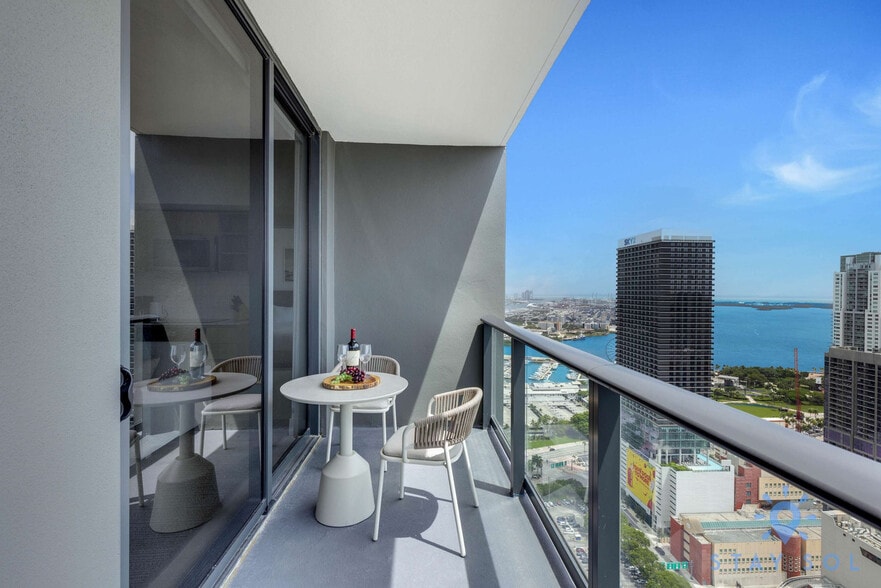 Building Photo - 601 NE 1st Ave