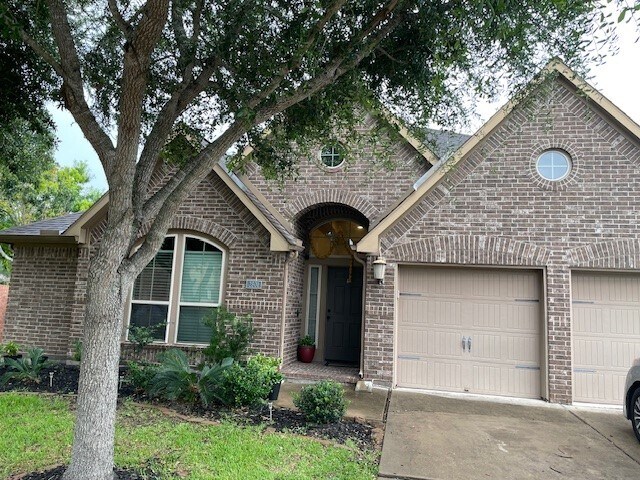 Building Photo - 2801 Field Hollow Dr