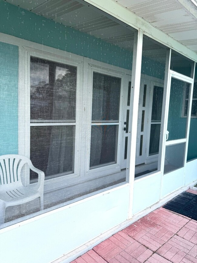 Building Photo - 121 SE Naranja Ave