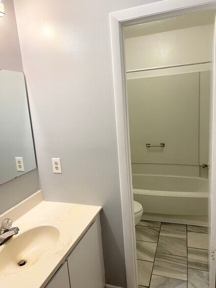 Building Photo - 731 Hedgelawn Way