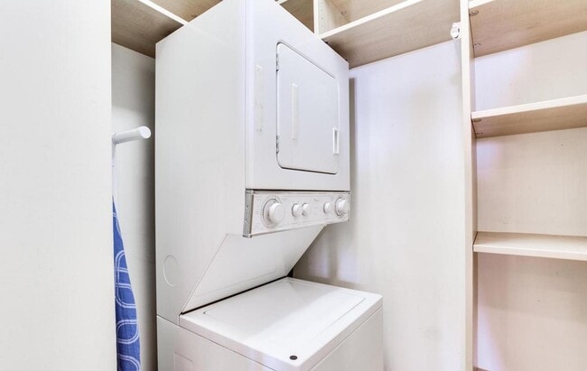 Building Photo - Exceptional 2BR/2BA corner unit with lovely city views. Ready mid-March!