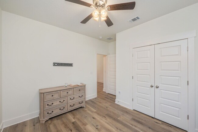 Building Photo - 807A Cedar Ave S