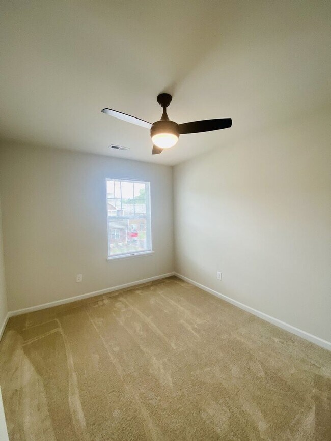 Building Photo - Stylish 3 Bed Townhouse with Granite Countertops and Hardwood Floors in Charlotte!