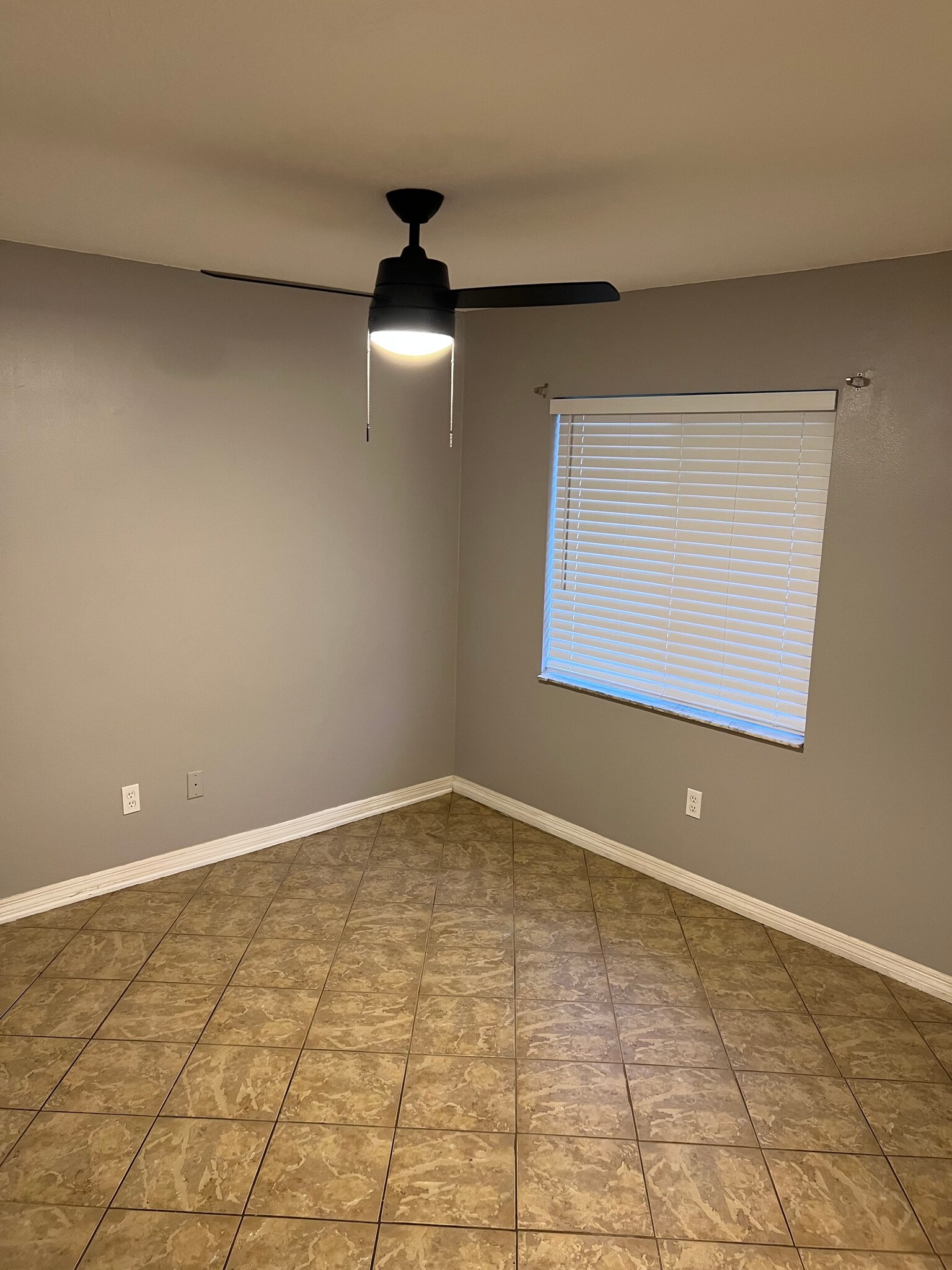 Building Photo - 10128 Portale Ave