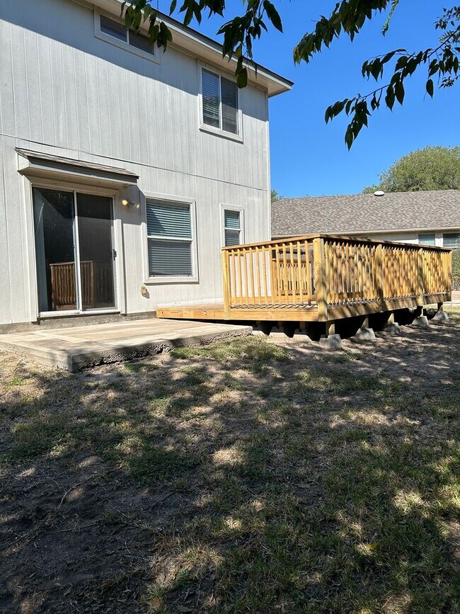 Building Photo - Less than 10 miles to Randolph AFB!