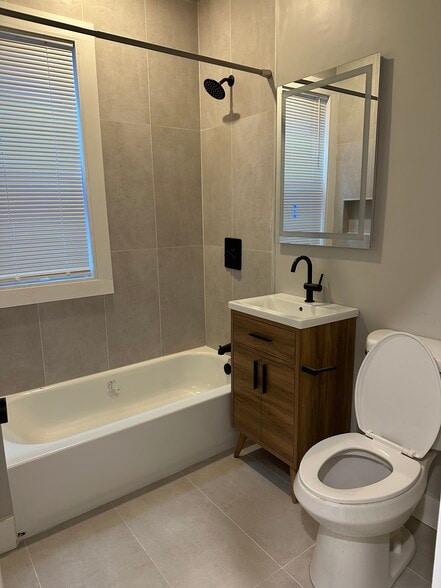 Building Photo - 5 Carson St