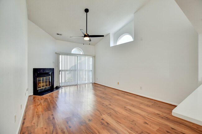 Building Photo - 2 Bedroom 1 full bath in Cedar Lakes