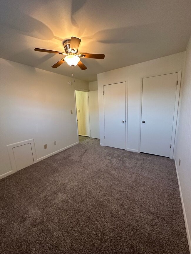 Building Photo - Large 2 Bedroom, 1 Bath Apartment in Old SW