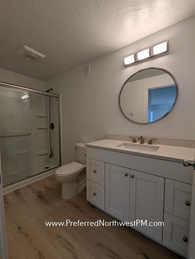 Building Photo - Modern 1 Bedroom Unit With Utilities and WiFi Included