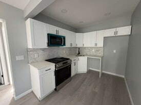 Building Photo - 17 E 15th St