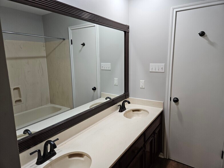 Building Photo - 422 Longwood Ct