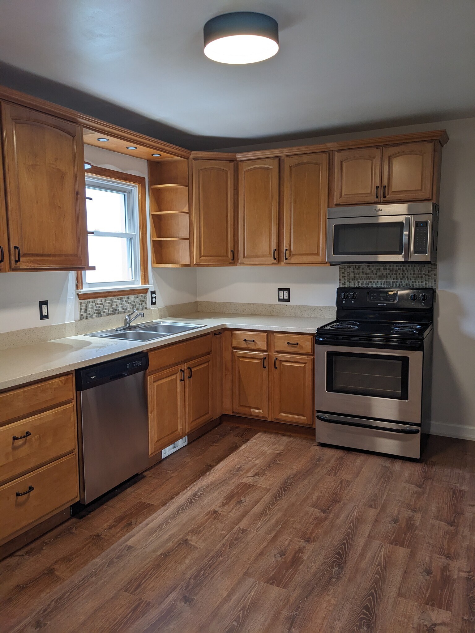 Spacious kitchen - 859 Irvin St