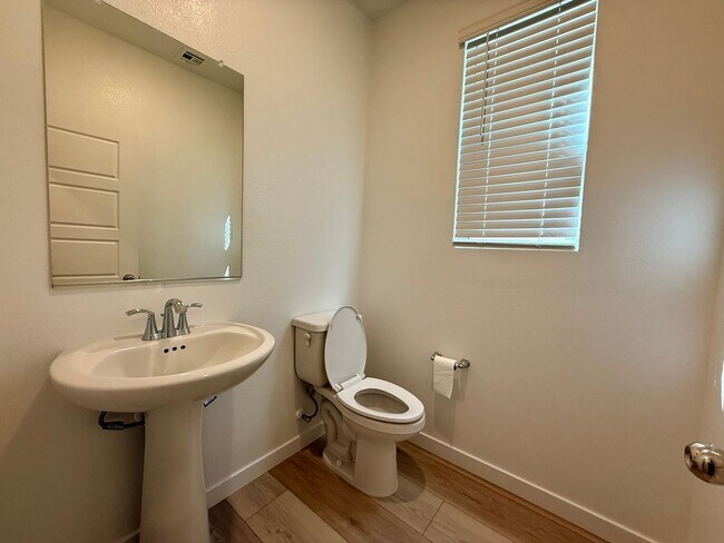 Building Photo - 4 BED 3.5 BATH 2 CAR GARAGE HOME w/ LOFT, ...