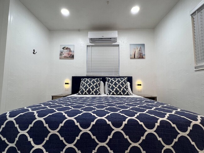 Building Photo - 2648 NE 15th Terrace