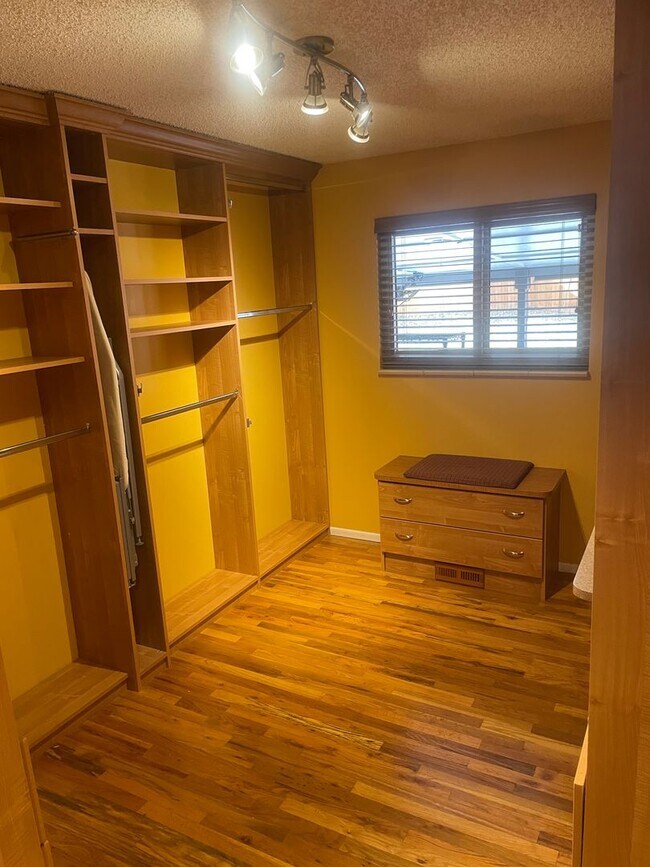 Building Photo - Charming and Updated 3 bed w/ Basement home in fantastic location!