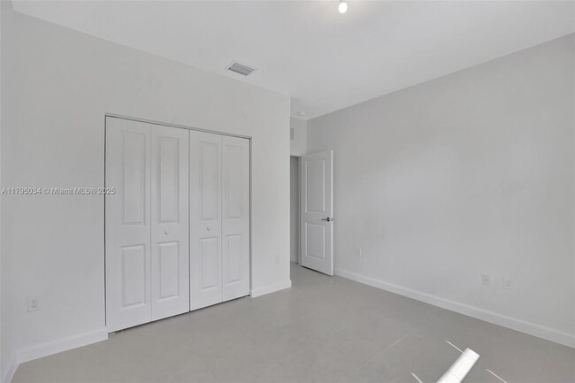 Building Photo - 817 SE 26th Rd