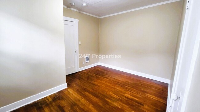 Building Photo - Vintage 1 BD | 1 BA Apartment in the Heart of Hawthorne/Belmont