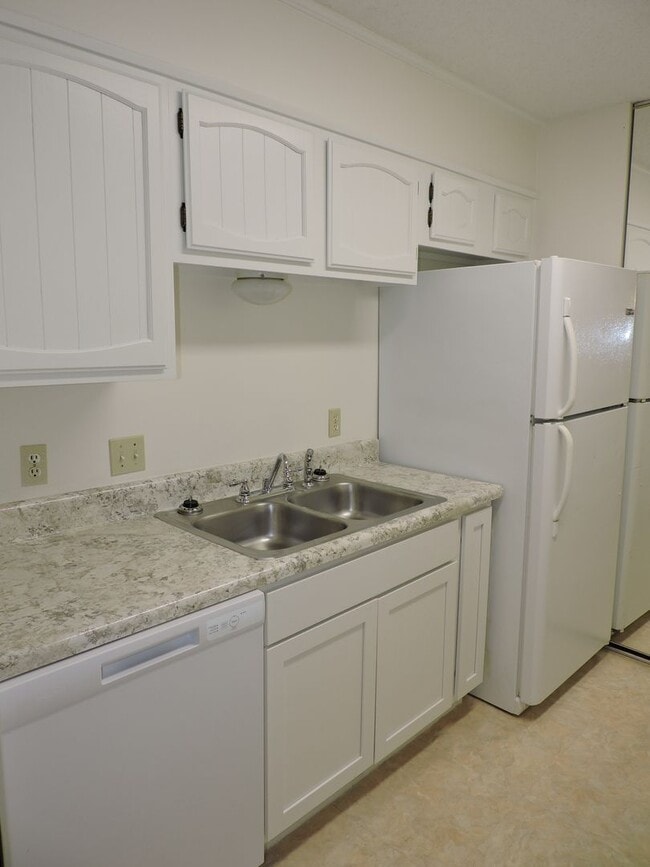 Building Photo - Convenient to schools, beaches, & shopping