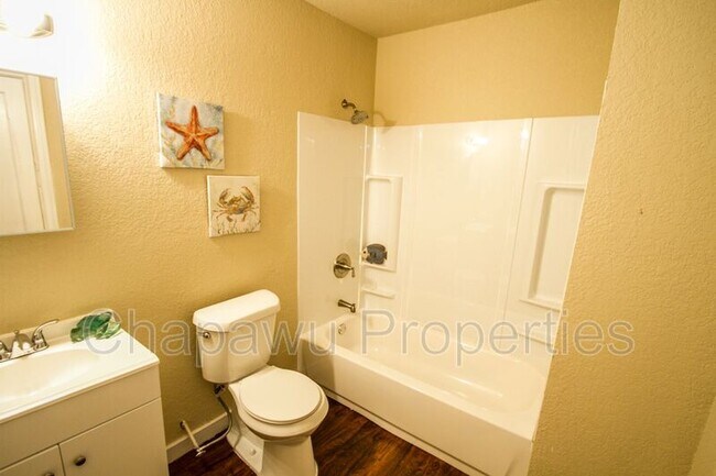 Building Photo - 932 Poinsettia St
