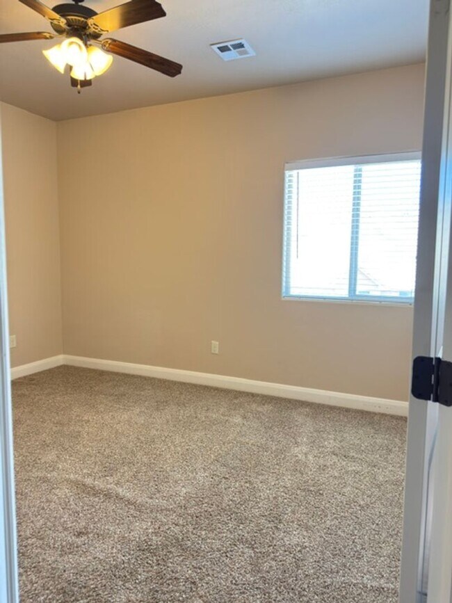 Building Photo - Gorgeous 6 Bedroom Home in Washington!