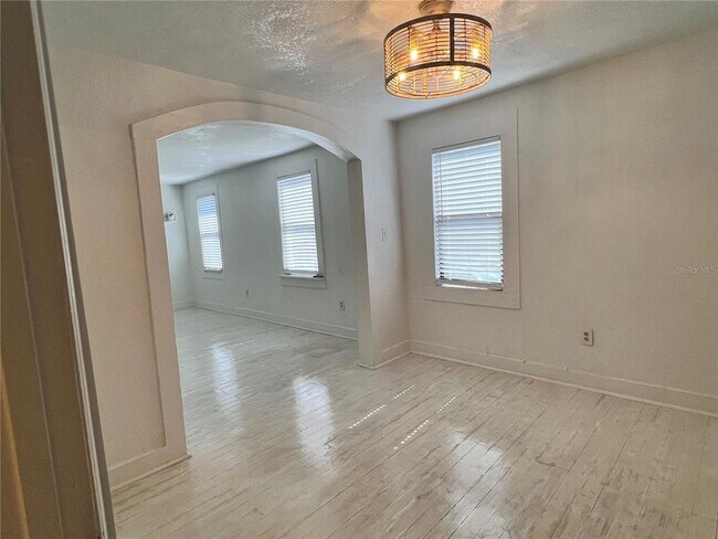 Building Photo - 1314 1/2 E Gore St