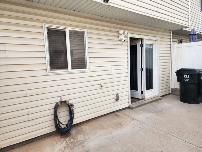 Building Photo - Charming Townhome