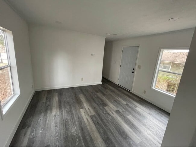 Building Photo - 704 Beverly Dr