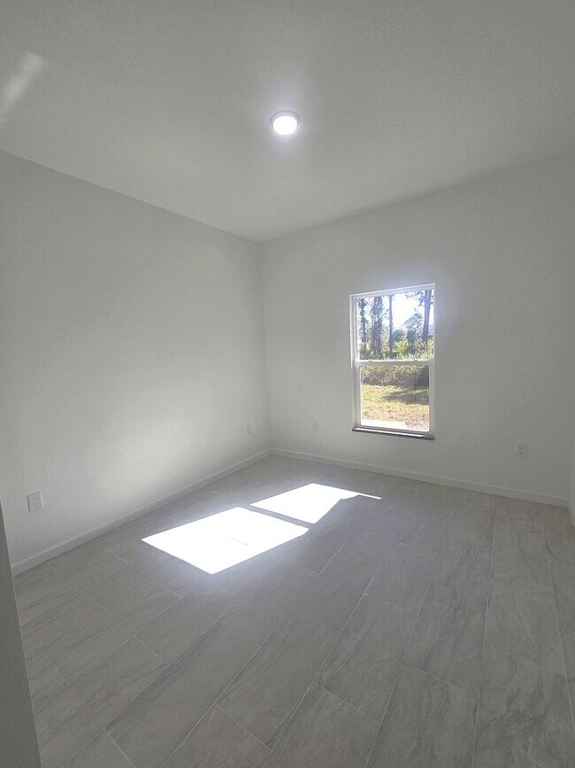 Building Photo - Brand New 4/2/2- South Lehigh Acres