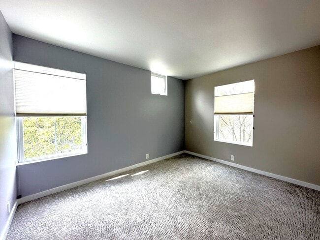 Building Photo - EPIC REA: Bright 1bd/1ba Condo with Washer/Dryer in unit and Parking!