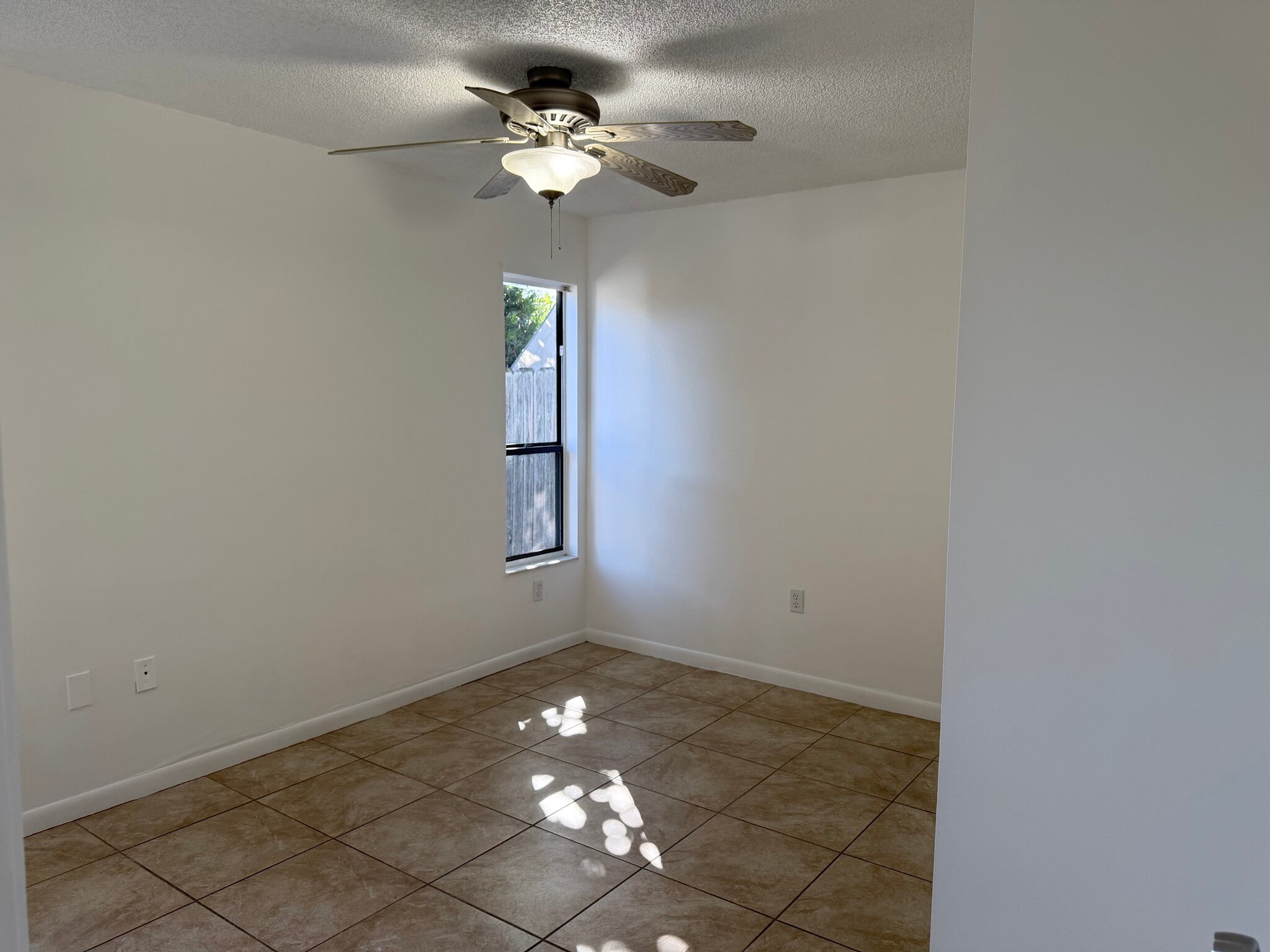 Building Photo - 467 Willow Tree Dr