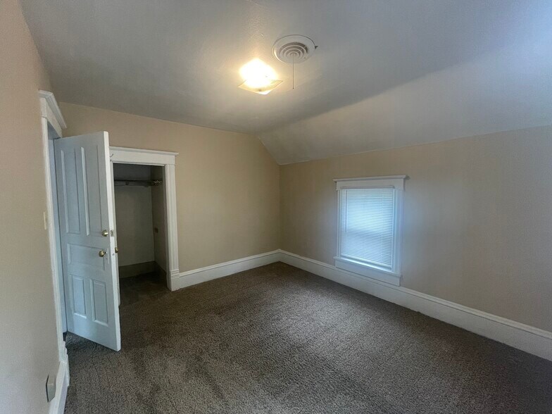 Building Photo - 196 E 9th St