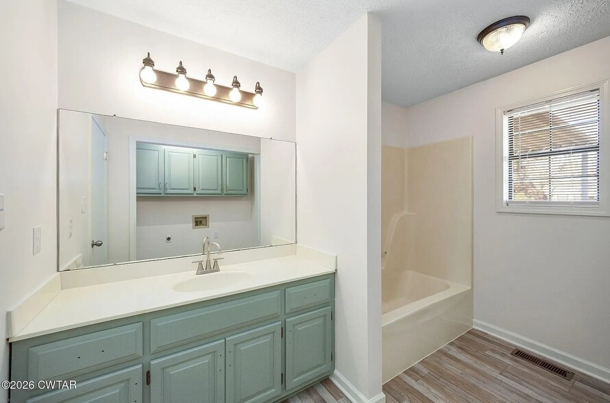 Building Photo - 52 University Cove