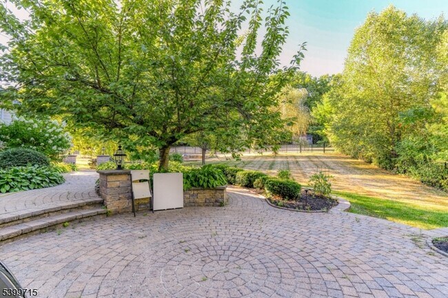 Building Photo - 5 Hidden Valley Way