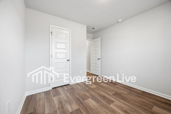 Building Photo - 1715 King Oaks Lp