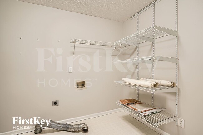 Building Photo - 6215 Little Ridge Rd