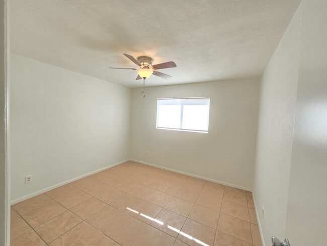 Building Photo - 2 Bed 1 Bath apartment