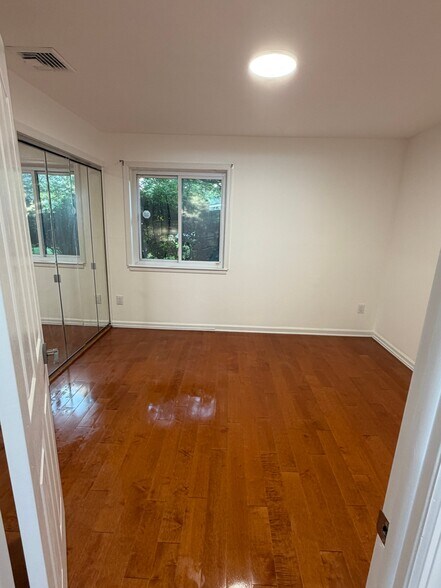 Building Photo - 703 Meadow Woods Ln