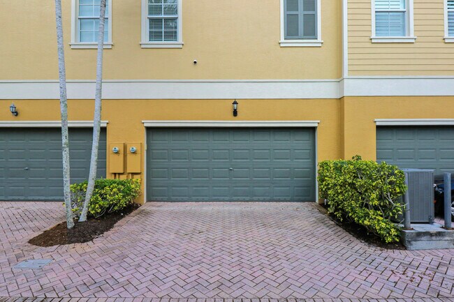Building Photo - 123 E Thatch Palm Cir