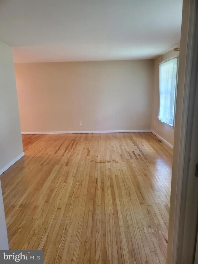 Building Photo - 10 Binford Ln