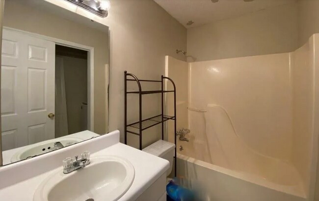 Building Photo - Charming Cul-de-Sac Retreat with Spacious Living & Private Backyard in Columbia, SC