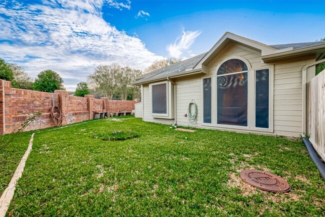 Building Photo - 643 Avery Dr