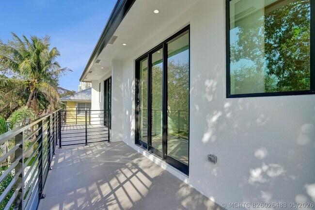 Building Photo - 604 SW 7th Ave
