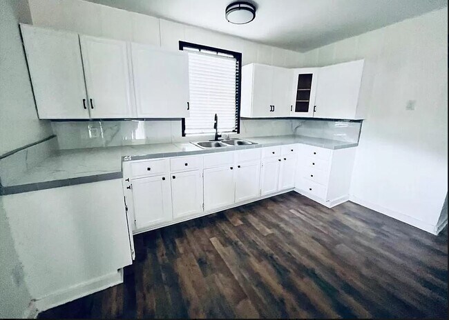 Building Photo - 343 5th St