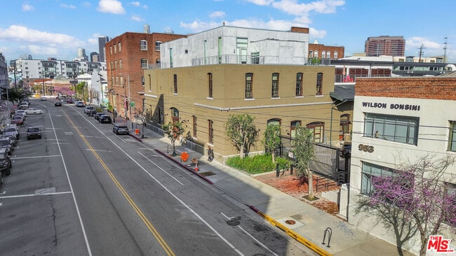 Building Photo - 940 E 2nd St