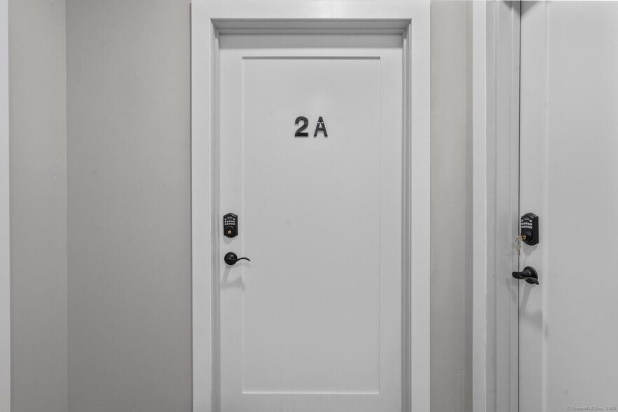 Building Photo - 111 Bank St