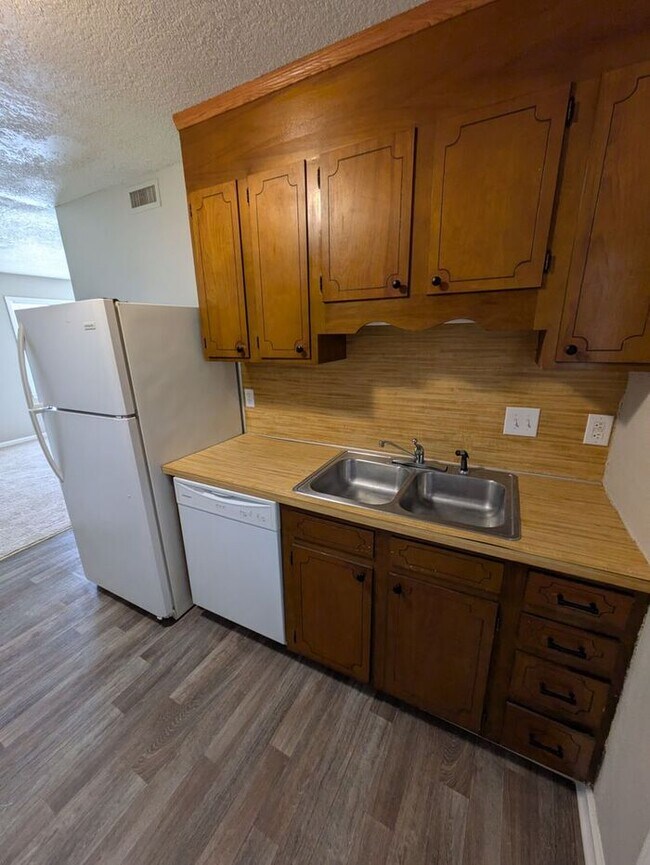 Building Photo - 1BD/1BA First Floor Unit at Westmont Apartments in Hickory, NC!