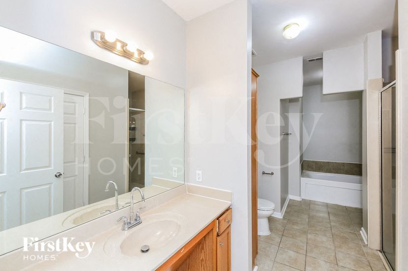 Building Photo - 8595 Shady Elm Dr